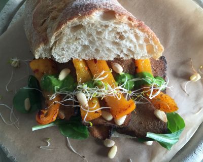 Sandwich mit krossem Tofu, Zimtpaprika und Petersiliensauce