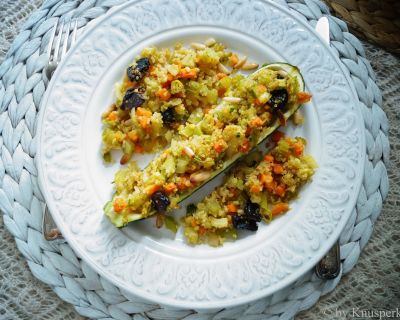 gebackene Zucchinischiffchen mit sommerlicher Quinoafüllung