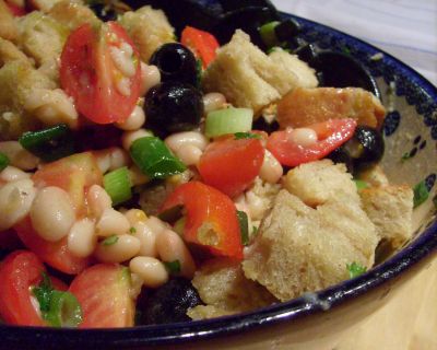 Brotsalat mit Oliven