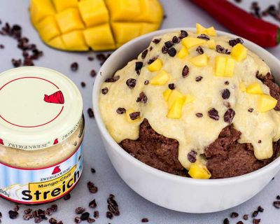 Schoko-Mousse mit scharfem Mango-Topping
