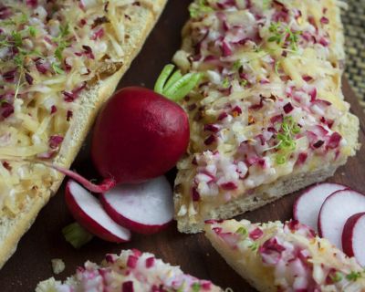 Geröstetes Radieschen-Knoblauch-Baguette