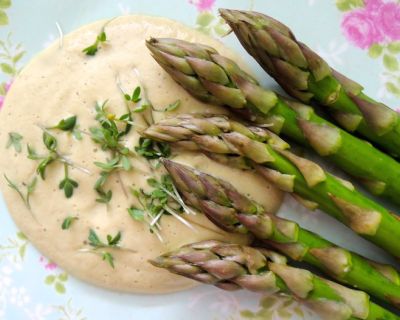 Grüner Spargel mit Sauce Hollandaise (roh vegan)
