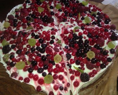 Vegane Waldmeister-Beeren-Torte