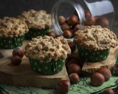 Haselnuss-Muffins mit Zimt-Streuseln