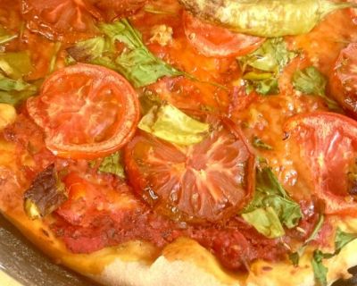 Pizza Napoli mit Spinat und Peperoni