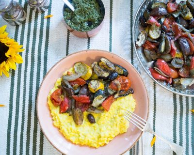 Polenta aus frischem Mais mit mediterranem Pestogemüse aus dem Ofen