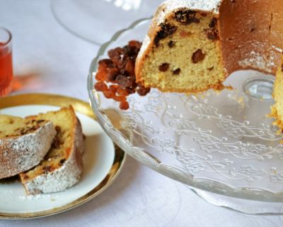 Festtags-Gugelhupf mit Rosinen und Rum