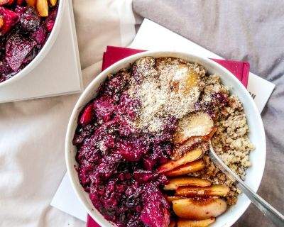 Weihnachtliches Quinoa-Porridge mit Waldbeeren und Nüssen