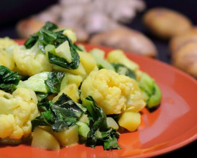 Veganes Blumenkohl-Curry mit Kartoffeln in Kokosmilch