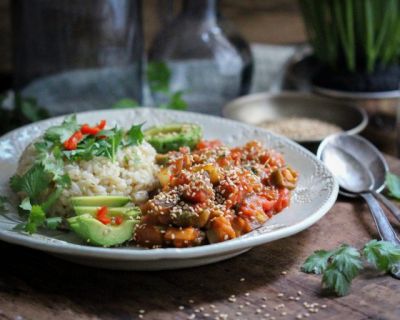 Auberginen-Okra-Curry mit braunem Reis und Koriander