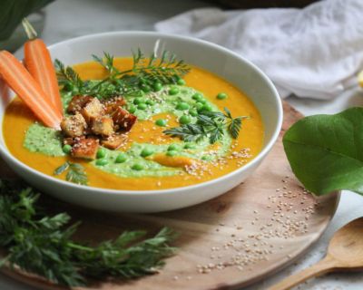 Bunte Karotten-Frühlingssuppe mit Erbsen-Minz-Topping