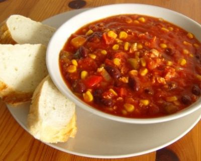 Chili con Tofu mit Baguette