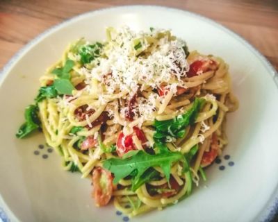 Pasta mit Avocadocreme und Rucola