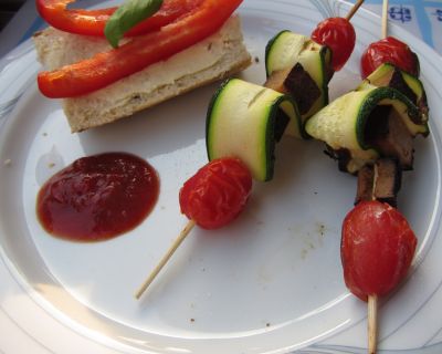 Grillspieße: Zucchini, Tomate, Räuchertofu