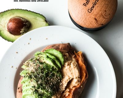 Gebackene Süßkartoffel mit Hummus und Avocado – So einfach kann lecker sein!