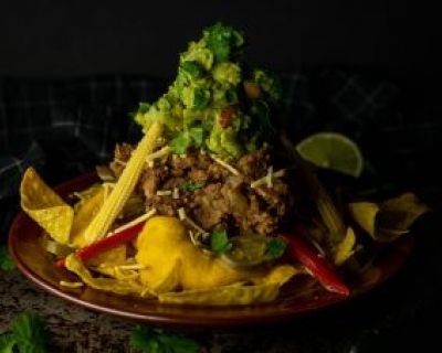 XXL Nacho Bowl mit Käsesauce, doppelt gebackenen Bohnen und Guacamole