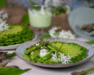 Grüne Waffeln – Bärlauch-Spinat-Waffeln – mit Dip und Spargel