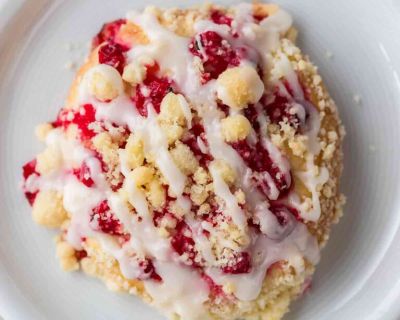Vegane Streuseltaler mit Johannisbeeren