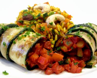 Zucchini-Rouladen mit veganer Paella 
