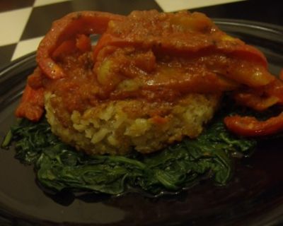 Risottokuchen mit Spinat und gebratenen Paprikas in Tomatensauce