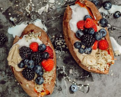 Süßkartoffel mal süß! Zum Frühstück oder als Dessert mit leckeren Toppings und Sommer-Beeren