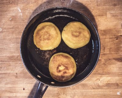 Arepas mit Avocado Bohnen Füllung und Koriander Mayo