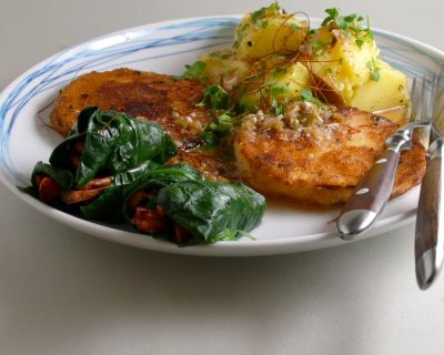 Selerieschnitzel mit Süßkartoffel-Spinat Dolmades und Kartoffeln