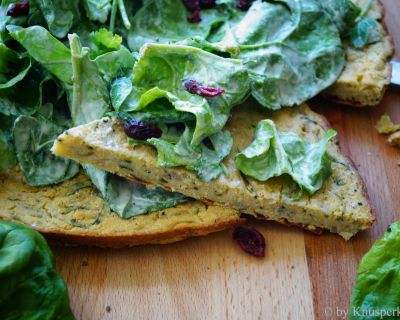 Farinata di Ceci mit frischem Bärlauch und Cranberry-Spinat-Salat an einem leichten Erdnussdressing