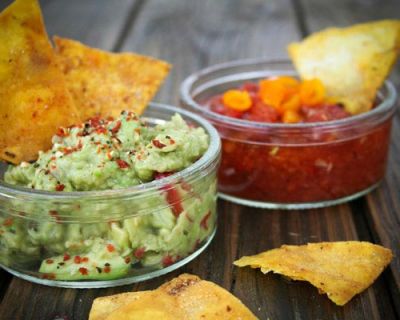 Selbstgemachte Tortilla-Chips mit Hot Salsa und Guacamole