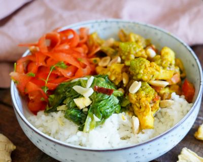 Buddha Bowl mit Erdnusssauce und Ananas