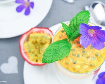Cremig & fruchtig: Maracuja Sahne Dessert mit Keks Streusel