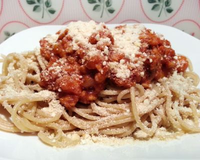 Vegane Kürbis-Bolognese mit Vollkorn-Spaghetti und Cashew-Parmesan
