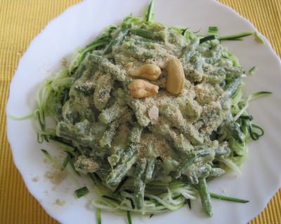 Zucchini-Spaghetti mit Bohnen-Cashew-Senf-Soße