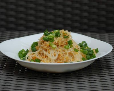 Ameisen krabbeln auf einem Baum