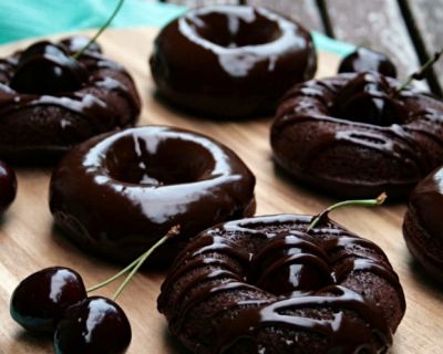 Brownuts – Brownie Donuts mit Kirschen