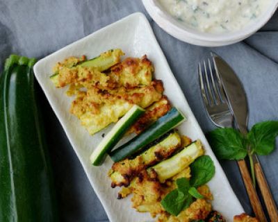 Zucchinisticks mit Apfel-Minze-Raita
