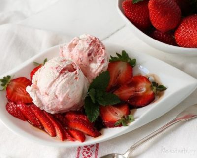 Erdbeereis mit Baiserflöckchen und Balsamico-Erdbeeren