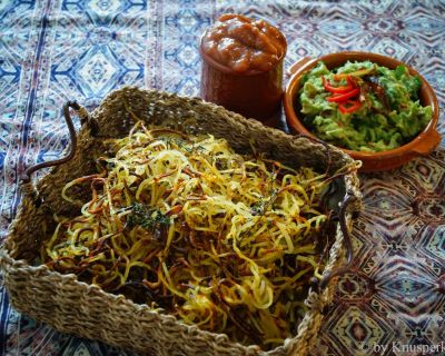 Knusprige im Ofen gebackene Curly Fries mit orientalischer Dattel-Guacamole und Rhabarbecue-Sauce