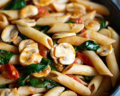 Schnelle Pasta mit Tomaten, Pilzen und Spinat