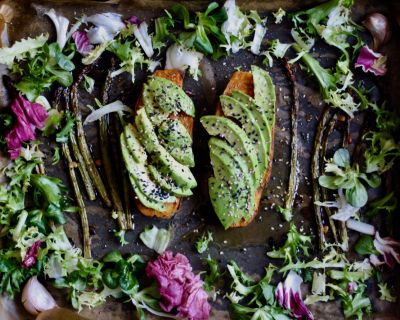 Schnell gebackene Süßkartoffel mit Avocado und grünen Spargel