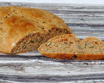 DINKELVOLLKORNBROT MIT KÜRBISKERNEN