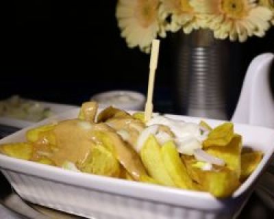Patat Oorlog – Pommes mit Mayo, Zwiebeln und Satésauce