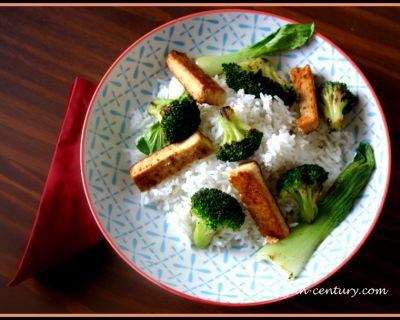 Gerösteter Brokkoli mit Pak Choi, mariniertem Tofu und Erdnusssauce