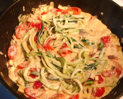 Zucchinispaghetti in Soße Carbonara Style 