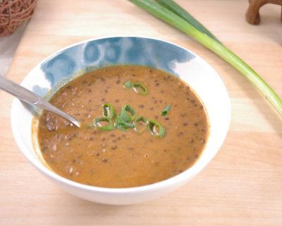 Schwarze Linsen-Kokos-Tomatensuppe