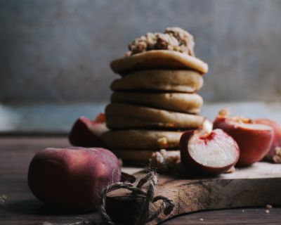 Grieß-Pancakes mit reifen Sommerfrüchten