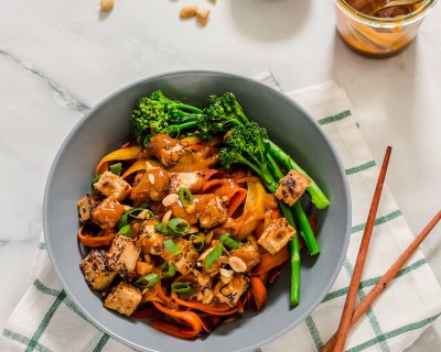 Karottennudel-Bowl mit Erdnuss-Ingwer-Sauce