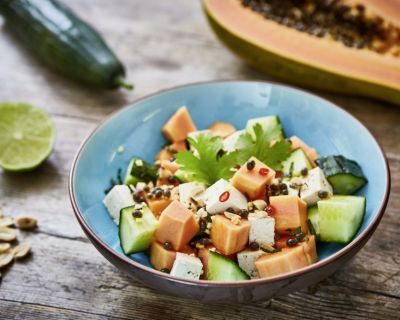 Papaya-Salat mit Tofu, gerösteten Erdnüssen und vietnamesischem Dressing