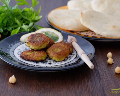 Vegane Falafel mit pikantem Hummus und Pitabrot