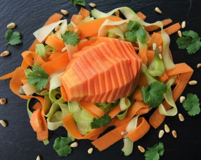 ASIATISCHER SALAT MIT PAPAYA UND PINIENKERNEN
